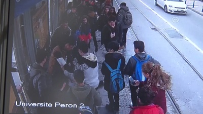 Engelli genç tramvay durağında darbedildi