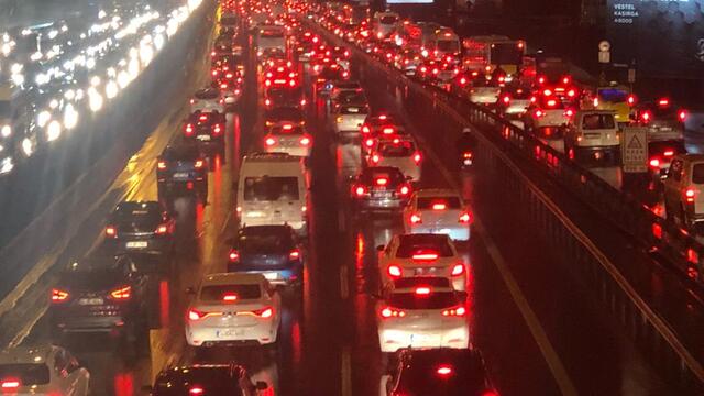 İstanbul'da trafik felç! durma noktasına geldi