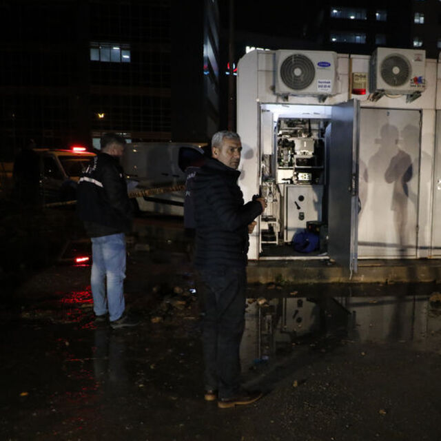 ATM görevlilerini gasp edip paraları çaldılar!