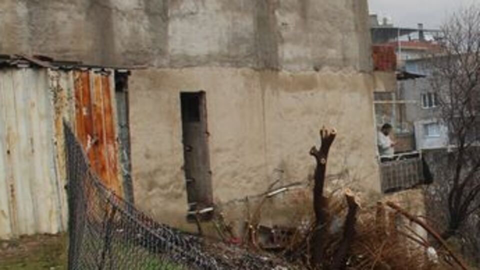 İzmir'de heyelan tehlikesi nedeniyle iki ev boşaltıldı