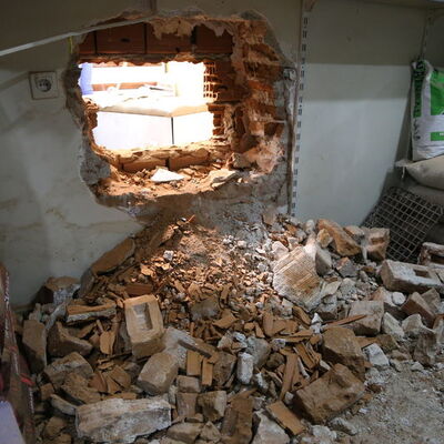 Duvarı delip girdiler... Kuyumcuya 10 kiloluk altın şoku!