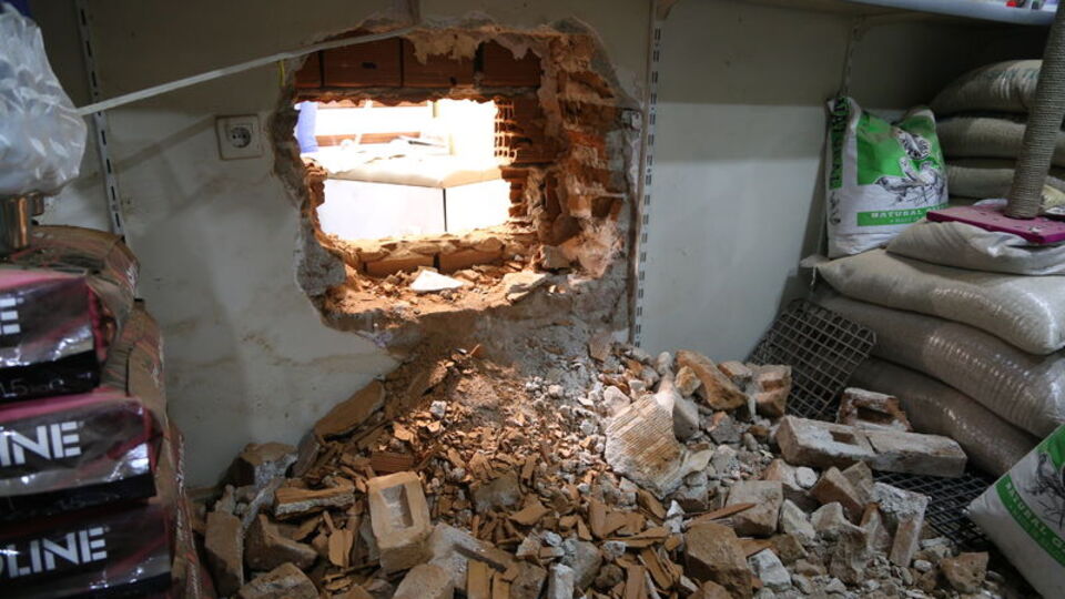 Duvarı delip girdiler... Kuyumcuya 10 kiloluk altın şoku!