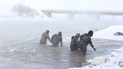 Dondurucu soğukta sıra dışı avlanma yöntemi!
