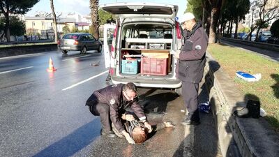 Çarptığı yaya karşı şeride uçtu! İfade verirken şoka girip bayıldı!