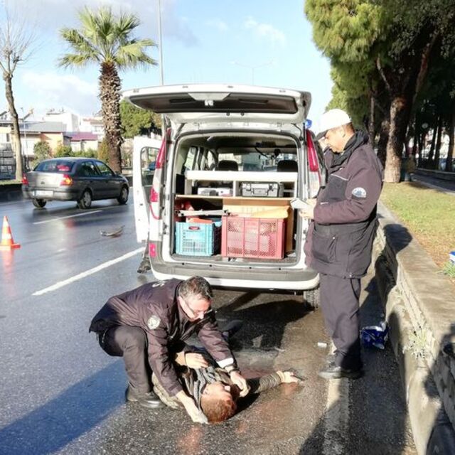 Çarptığı yaya karşı şeride uçtu! İfade verirken şoka girip bayıldı!