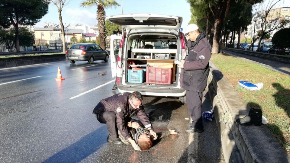 Çarptığı yaya karşı şeride uçtu! İfade verirken şoka girip bayıldı!