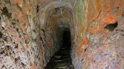 Gizemli yapıyı görmek için yer altına akın ediyorlar
