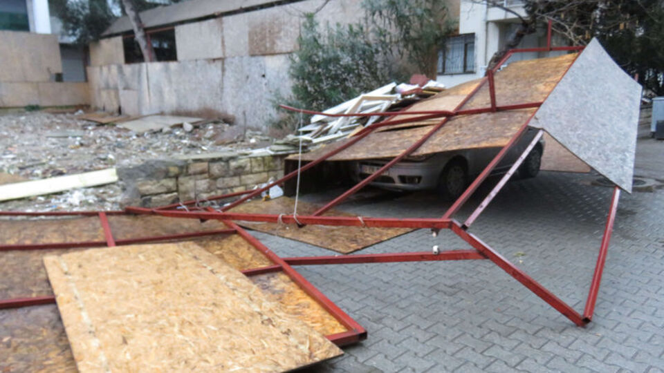 İstanbul'da fırtına! Kadıköy'de demir plakalar uçtu!