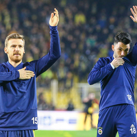 Serdar ve Tolgay arma öptü