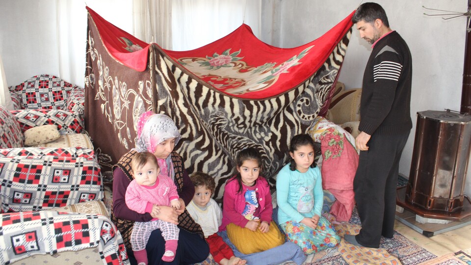 Isınmak için evin içine çadır kurdular...4 çocuklu ailenin yaşam mücadelesi kamerada