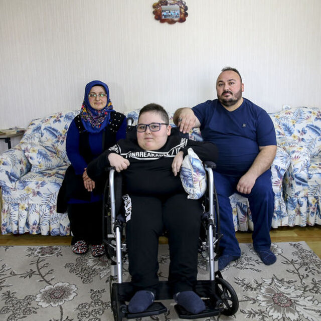 'SMA müjdesi' öğretmenlik hayali kuran minik Mert'e umut oldu