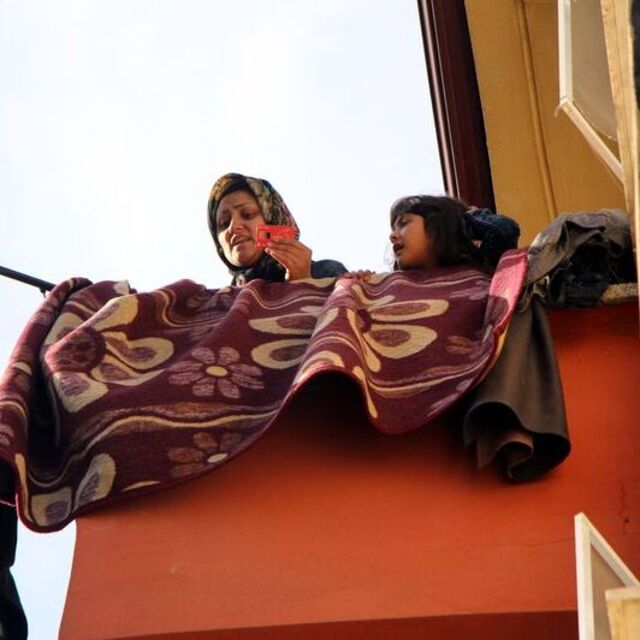 Bolu'da korku dolu anlar! Ekipler balyozla kapıyı kırdı