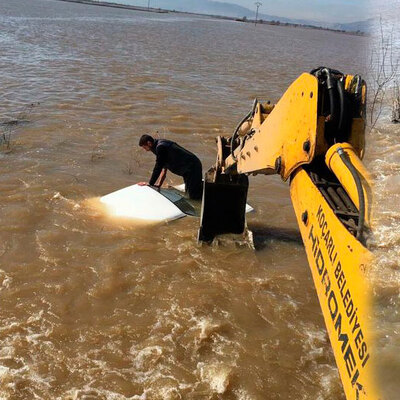 Sular otomobili böyle yuttu!