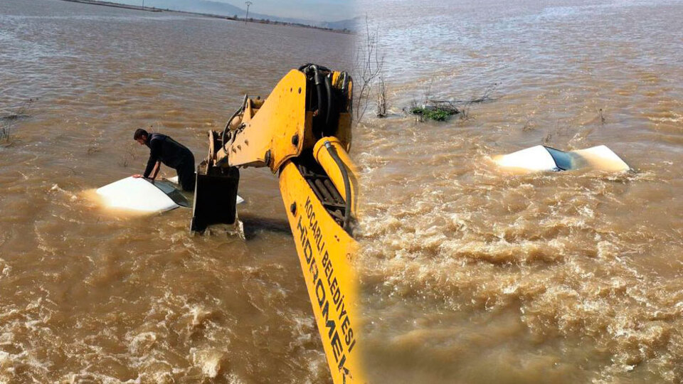 Sular otomobili böyle yuttu!