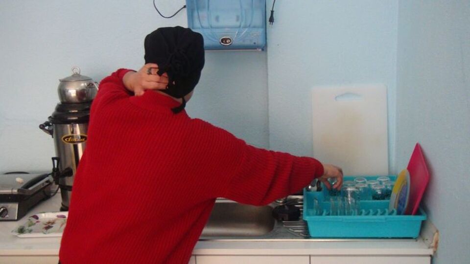 Yana düşen başını eliyle tutarak yaşıyor