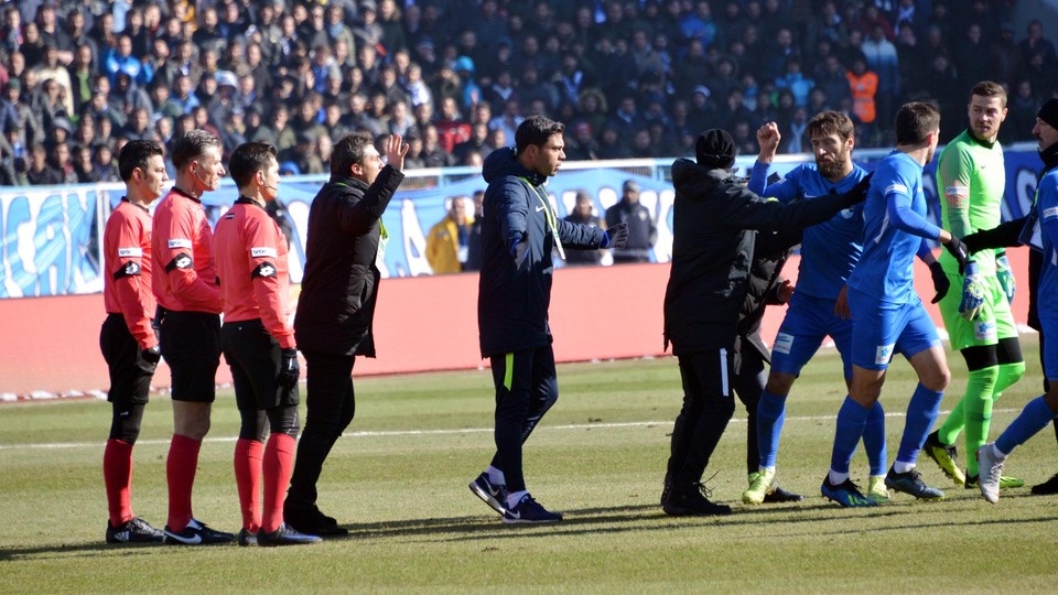 4 dakikayı VAR'da geçirdi, 2 dakika uzattı