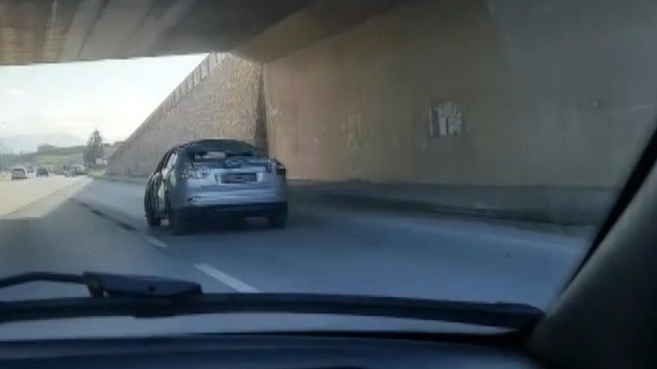 Trafikteki aracın halini görenler telefona sarıldı!