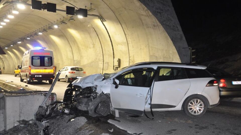 Kontrolden çıkan otomobil tünel duvarına çarptı: 4 yaralı