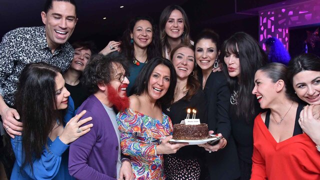 Yeni yaşını dostlarıyla kutladı