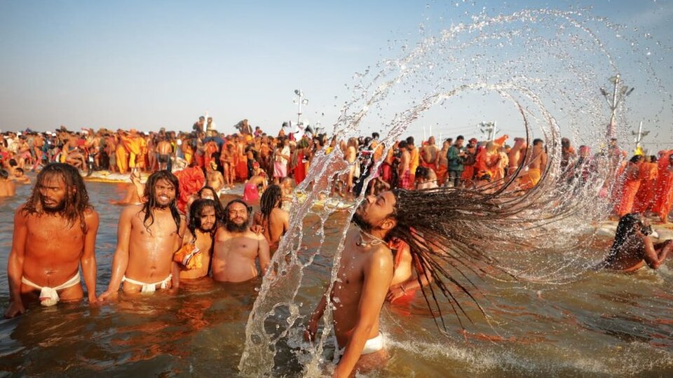 Fotoğraflarla: Hindistan'ın kutsal gününde Ganj Nehri'ne giren milyonlarca hacı