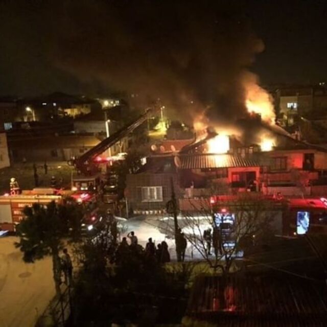İki ailenin yaşadığı ev alevlere teslim oldu