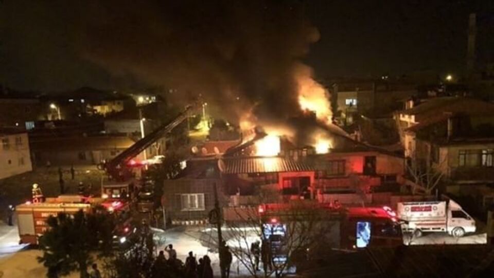 İki ailenin yaşadığı ev alevlere teslim oldu