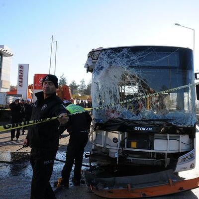 Halk otobüsü TIR'a çarptı: 1 ölü, 20 yaralı