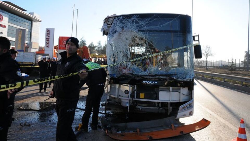 Halk otobüsü TIR'a çarptı: 1 ölü, 20 yaralı
