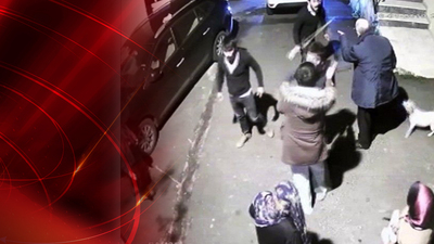 Komşuların süpürgeli, sopalı park kavgası! Yaşlı adam ve oğluna sopalarla saldırdılar!