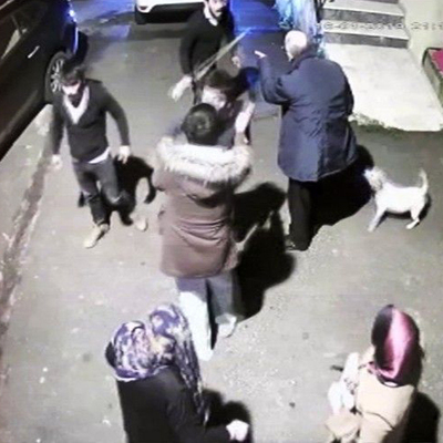 Komşuların süpürgeli, sopalı park kavgası! Yaşlı adam ve oğluna sopalarla saldırdılar!