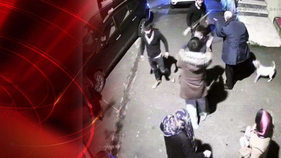 Komşuların süpürgeli, sopalı park kavgası! Yaşlı adam ve oğluna sopalarla saldırdılar!