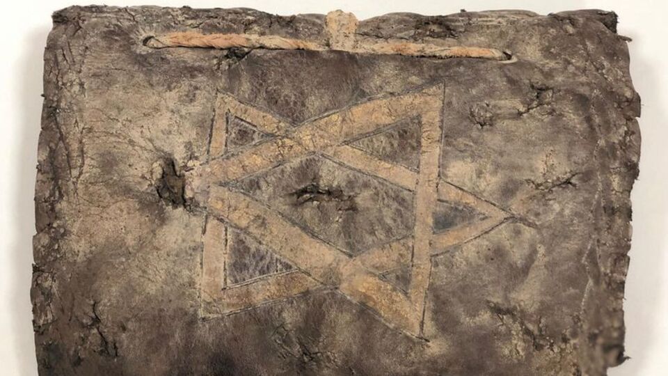 Diyarbakır'da ele geçirildi! Deri üzerine altın işlemeli...