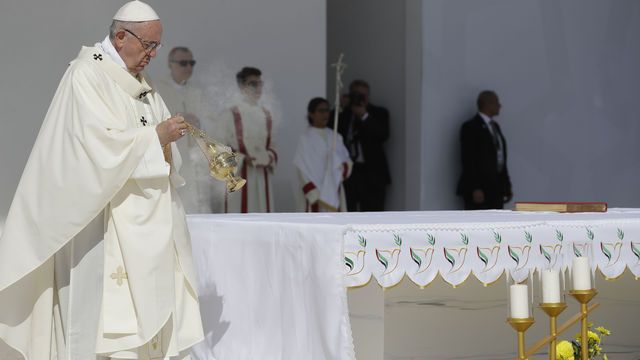 Papa'dan Abu Dabi'de 135 bin kişiye stadyumda ayin