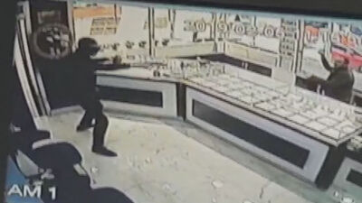 Silahlı soyguncuyu öyle bir şeyle alt etti ki...