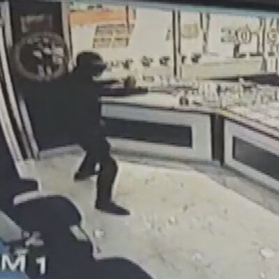 Silahlı soyguncuyu öyle bir şeyle alt etti ki...