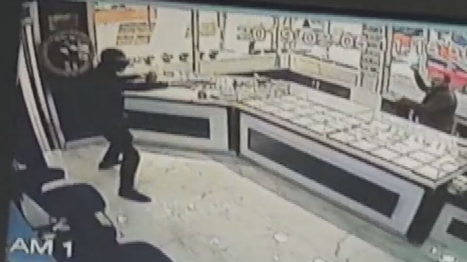 Silahlı soyguncuyu öyle bir şeyle alt etti ki...