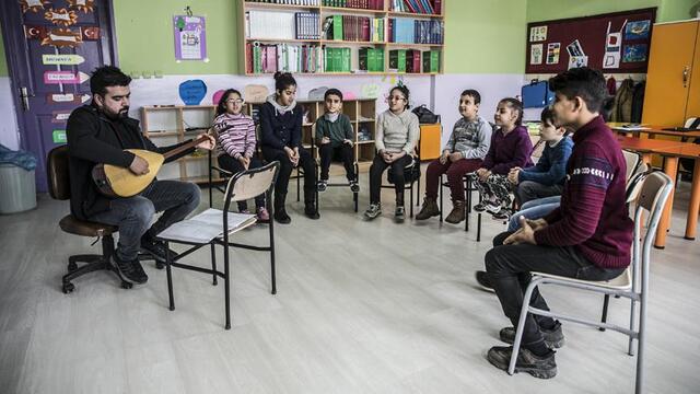 Öğrencilerinin 'karanlık dünyasına' sazıyla ulaşıyor