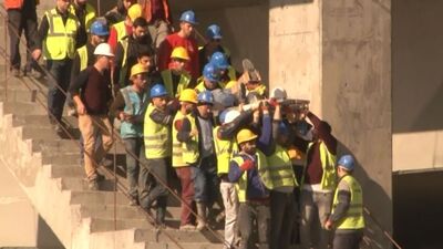 Arkadaşları o halde görünce! İşçi dayanışması!