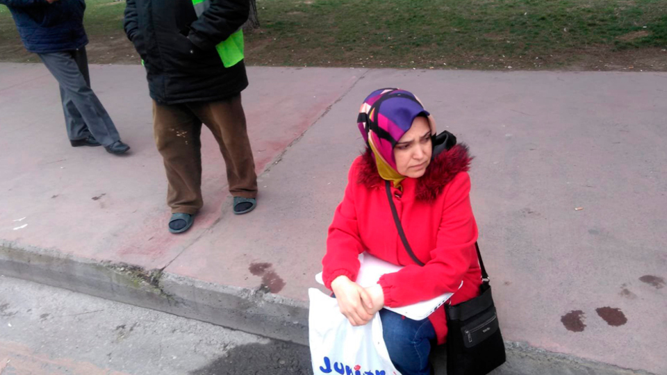 Eşi gözaltına alınınca gözyaşlarına boğuldu