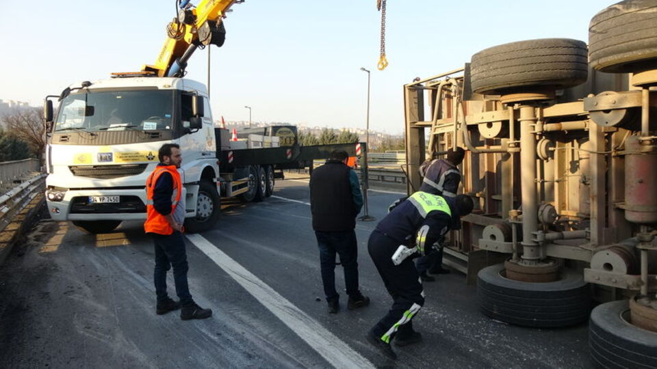 TEM yolunda TIR devrildi! Ankara yönü ulaşıma kapandı