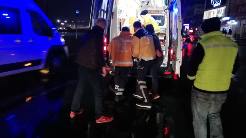Araba çarpan yaşlı adama kalp masajı