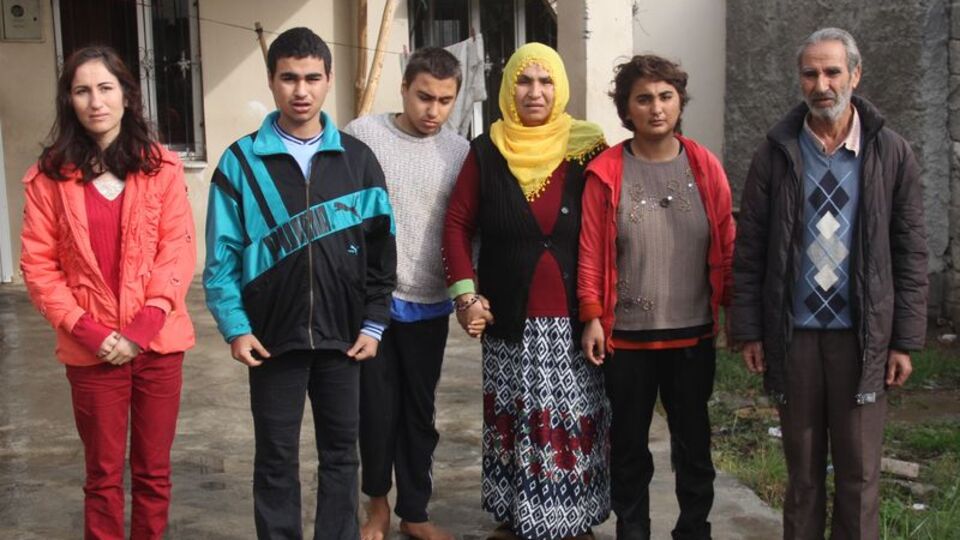 Doğuştan kalça çıkığı var, yardım bekliyor! "Ölü kıyafeti giyerek büyüdüm"