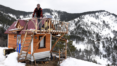 45 günde inşa etti, sonra da yaylaya çıkardı... İçerisinde yok yok!