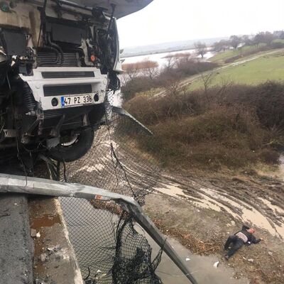 TEM'de feci olay! Şoför aşağıya düştü