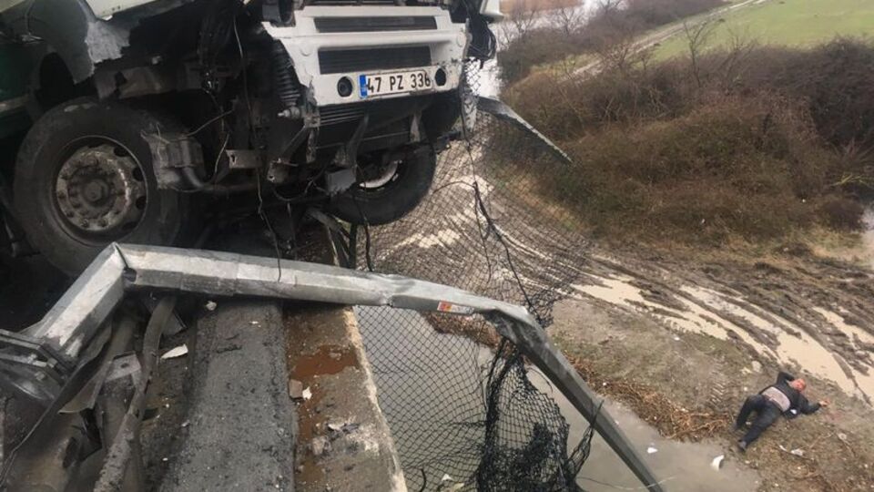 TEM'de feci olay! Şoför aşağıya düştü