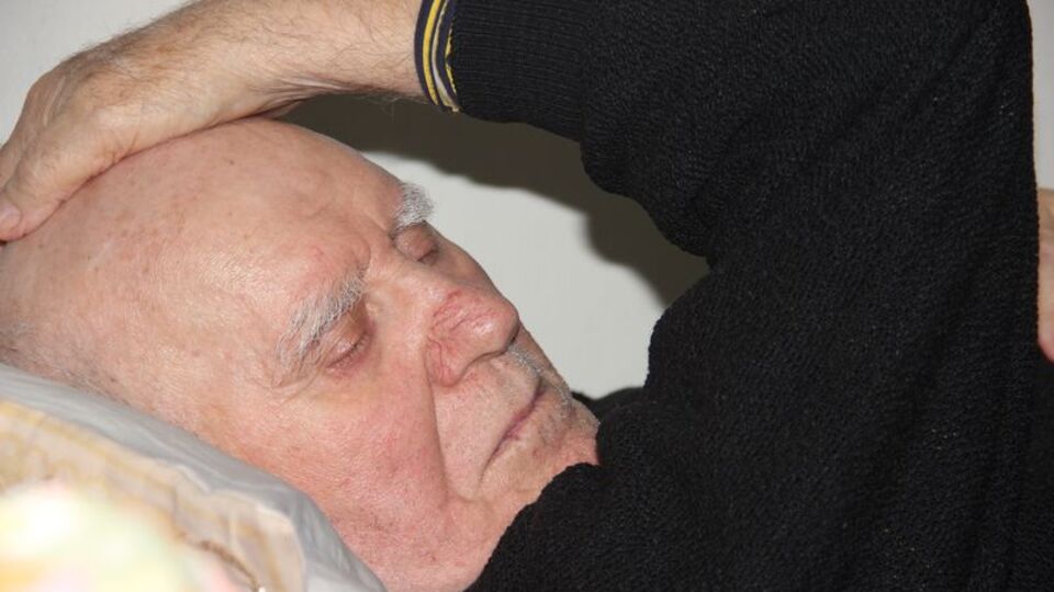 Evini oğluna bağışladı şimdi gece gündüz ağlıyor!