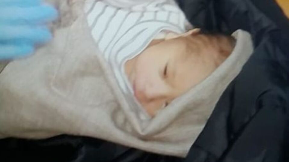 Hemşireler bebeğin kıyafetlerini görünce şok oldu!