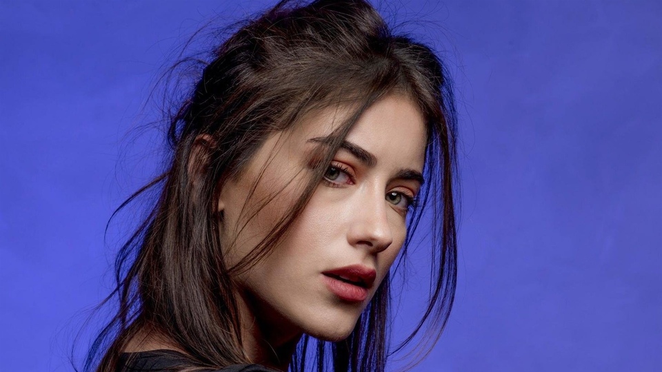 Hazal Kaya kimdir?