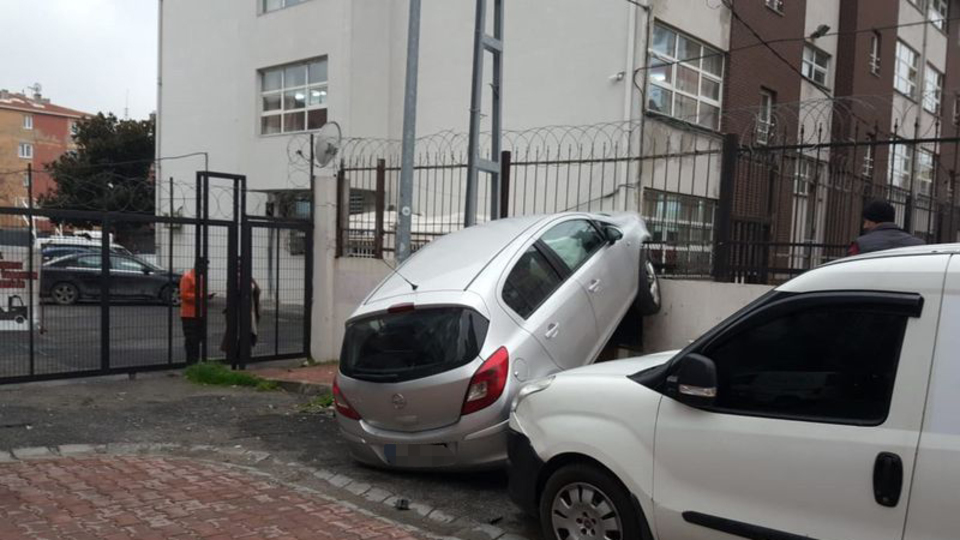 Metrelerce sürükledi... Kızının aracını kaçırıp okul sokağında dehşet saçtı