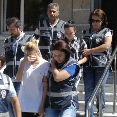 Annelerini öldüren kız kardeşler, yeniden hakim karşısında